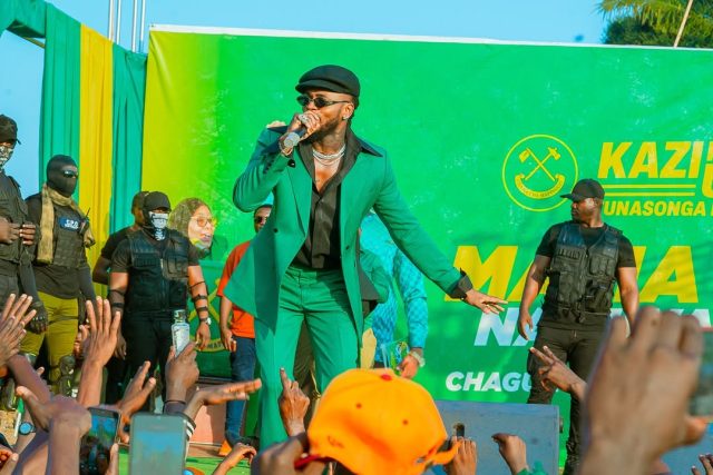 @diamondplatnumz ndani ya viwanja vya Kawawa kwenye kufunga kampeni za mgombea ubunge @officialb