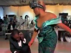 Umugore yakubise urushyi umugabo wazanye impeta ashaka kuyimwambikira mu mubukwe bw’inshuti yabo