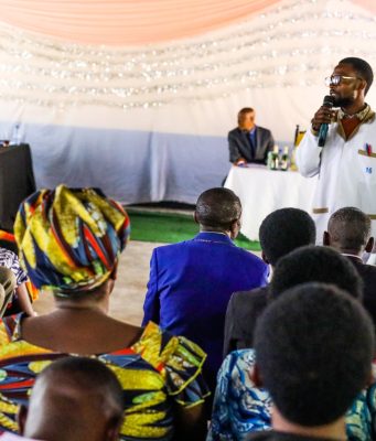 GAKENKE: DR. SIMPLE yahuje umuziki n’uburezi asusurutsa abitabiriye Umunsi mpuzamahanga wa Mwarimu(Amafoto)